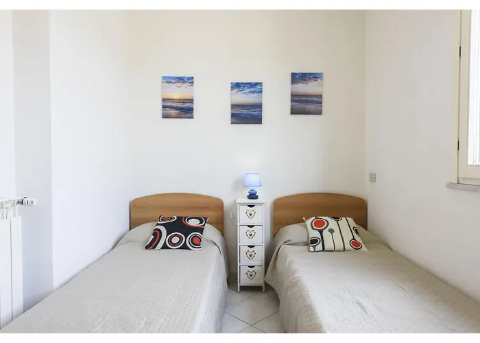 Golden Luxe - Sea Air House